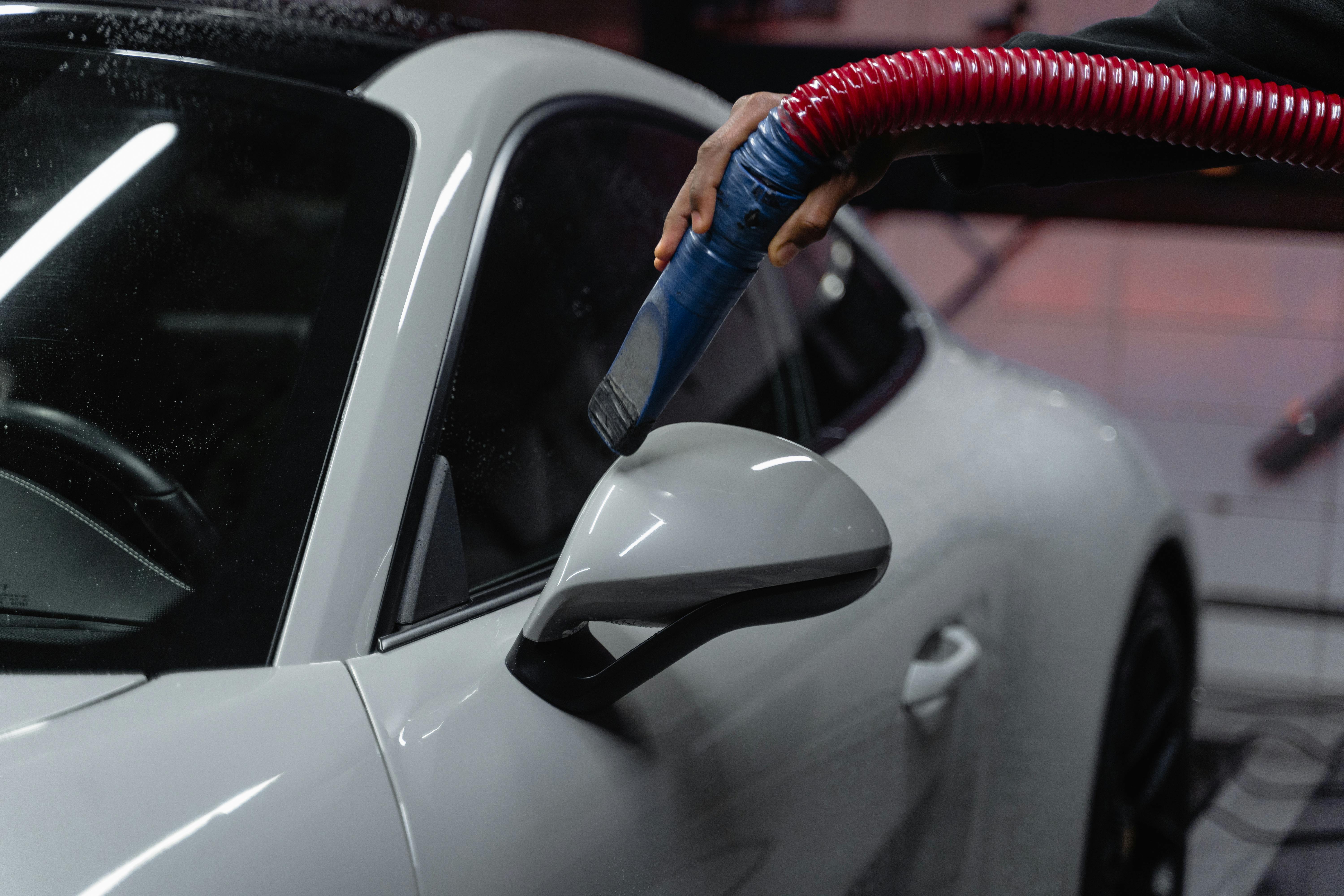 Weißes Auto wird gestaubsaugt