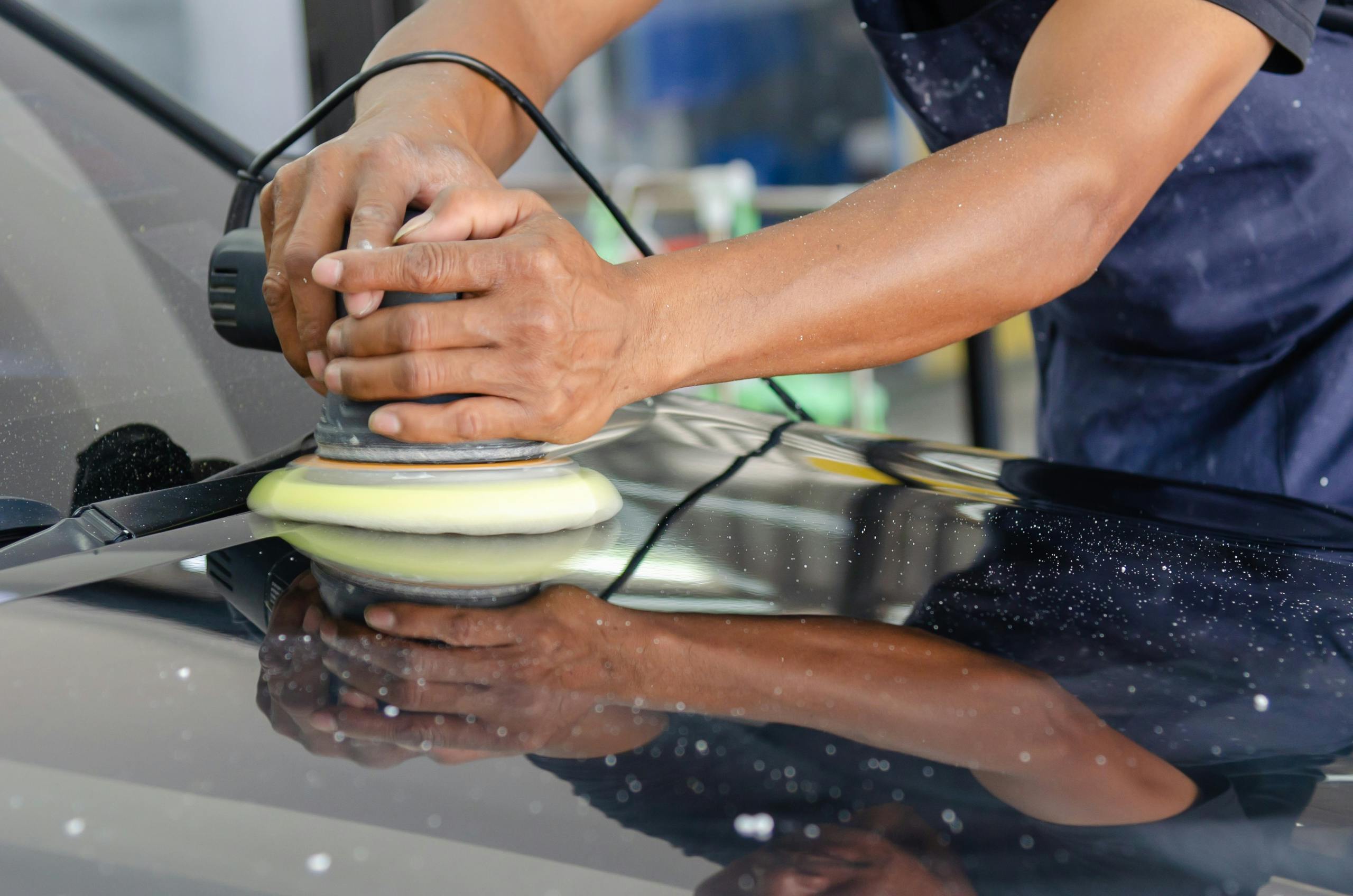Dunkeles Auto wird Puliert