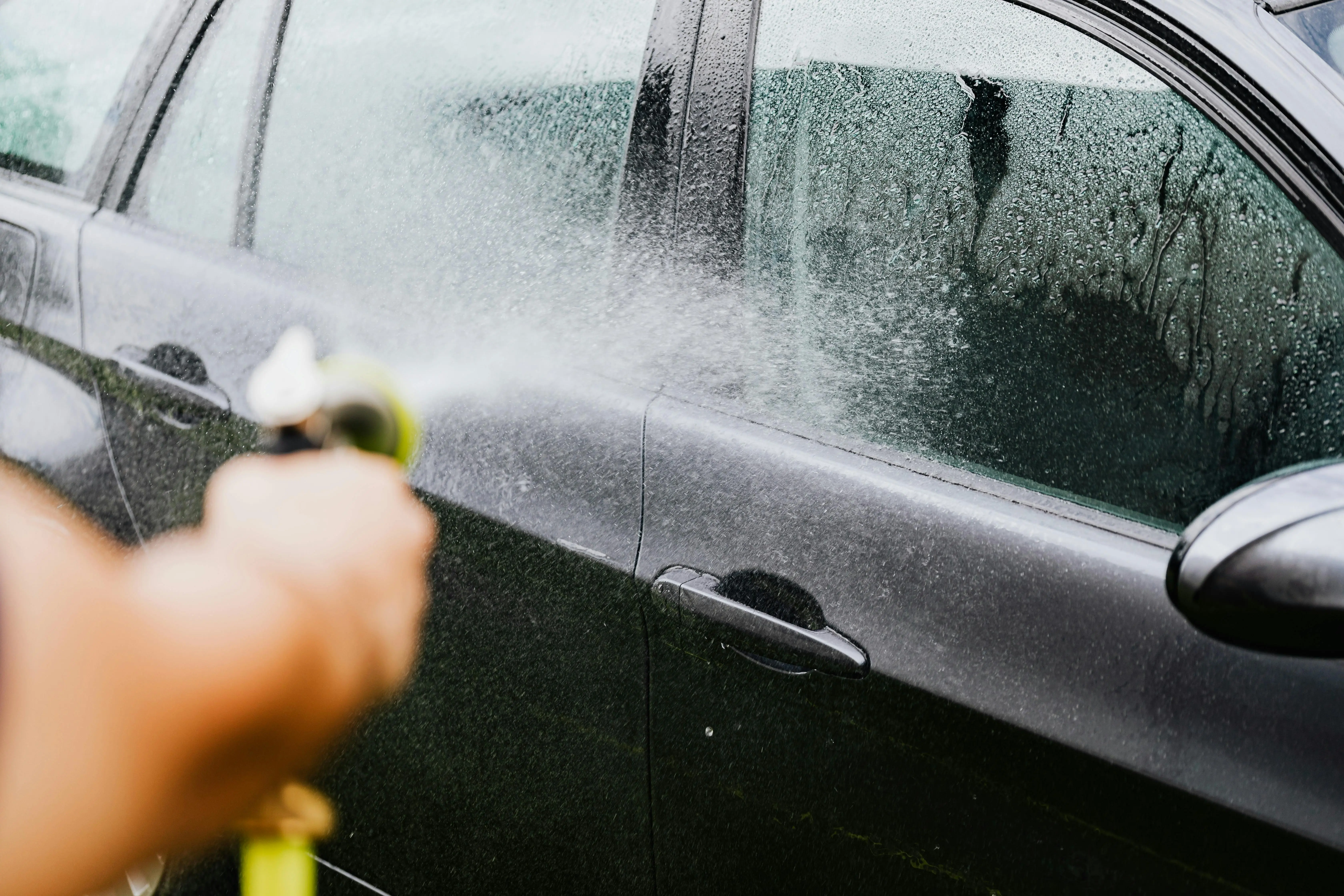 Auto von Sprühflasche besprüht